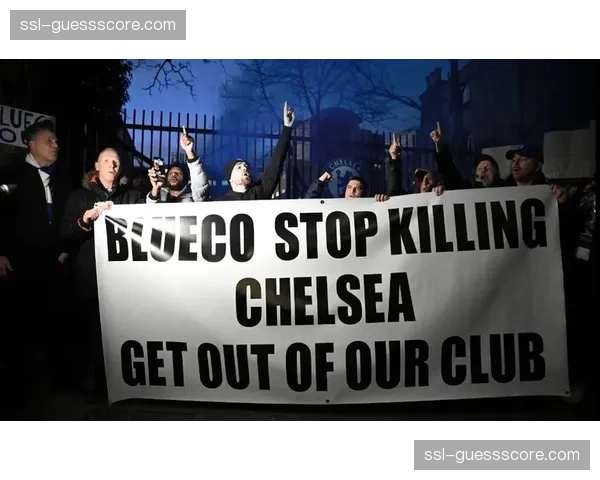 暖心一幕：斯特拉斯堡小球迷冲入场内，安保人员微笑护送离场