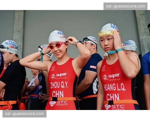 上海金山城市沙滩公开水域游泳赛，胶衣组挑战2000米耐力游